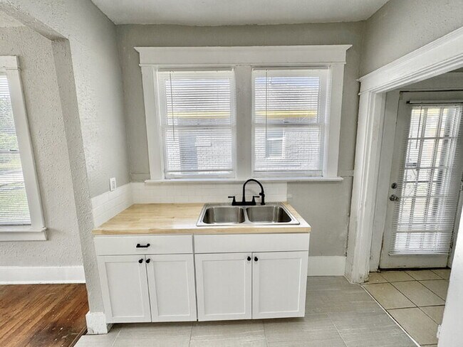 Building Photo - 1478 S Willet Street