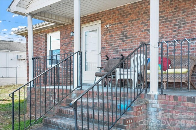 Building Photo - 300 E Gold St