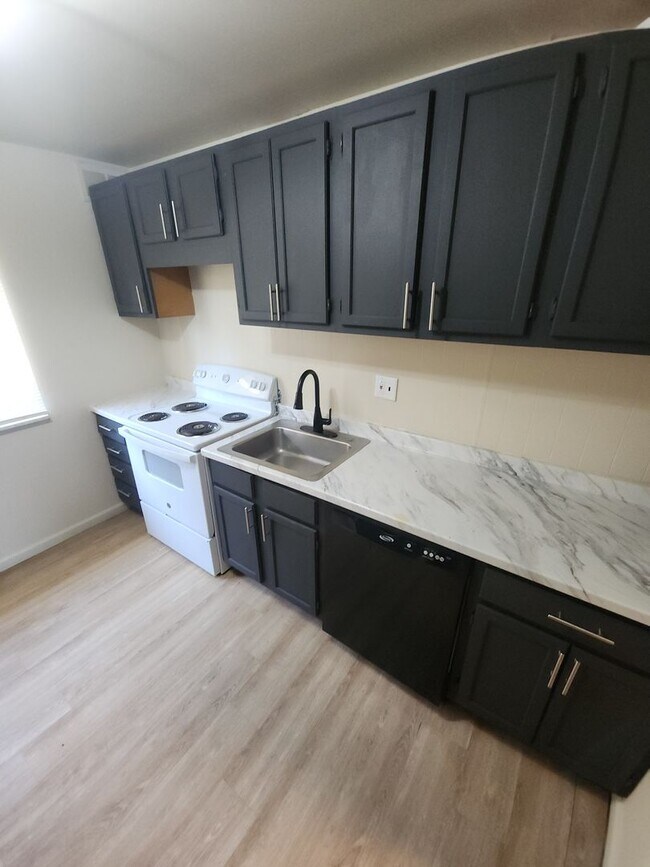 Building Photo - DA