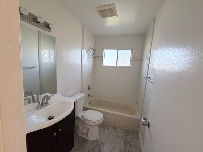 Building Photo - 879 Bing Dr