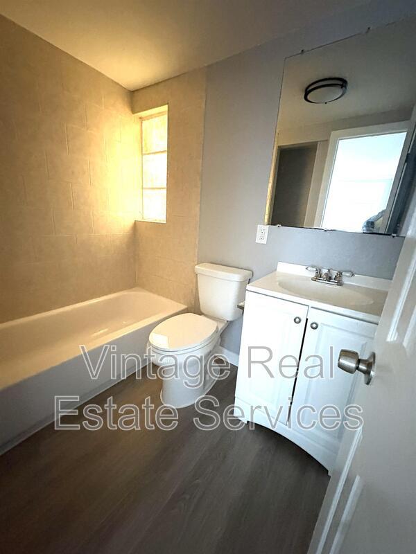 Building Photo - 4611 N Hubert Ave