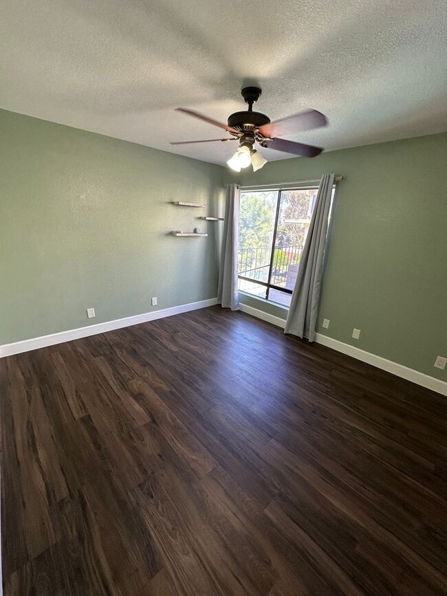 Building Photo - Huge 2 Bedroom 2 Bath Available For Immedi...