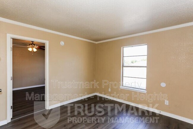 Building Photo - 501-502 Root Ave