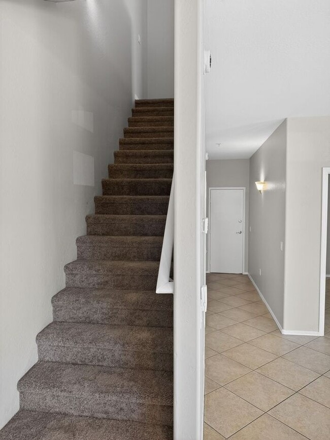 Building Photo - 4Bedroom/2.5Bath Townhome Ready for You!!