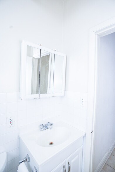 Building Photo - 2043 W Wellington Ave