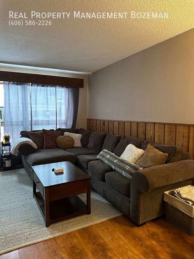 Building Photo - 128 S 15th-Apartment 14