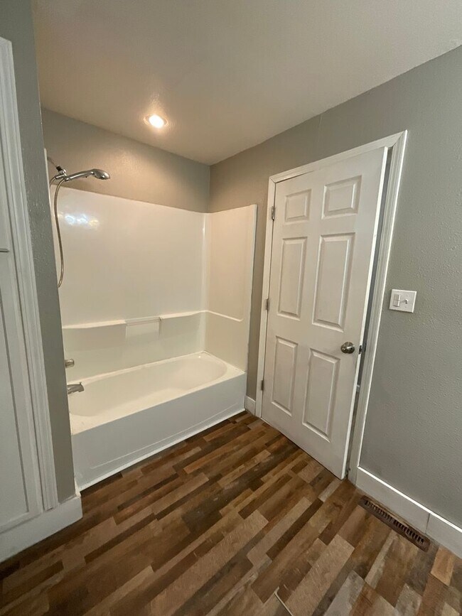 Building Photo - Stunning 3BR/1BA Home - HUGE fenced-in Backyard!