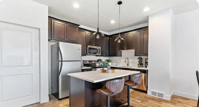 Building Photo - 1812 W Irini Ln