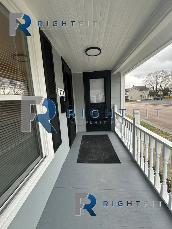 Building Photo - Freshly Renovated Home in Miamisburg