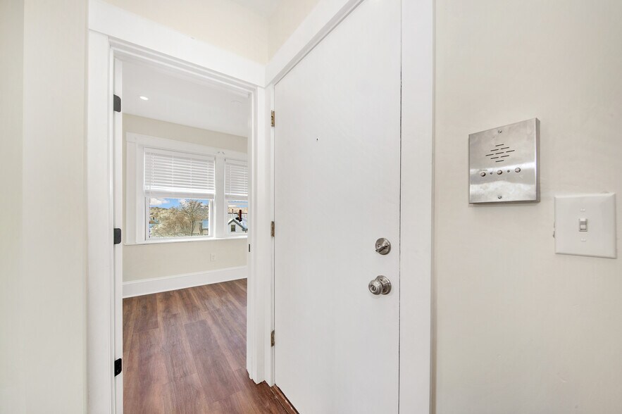 Building Photo - 105 School St