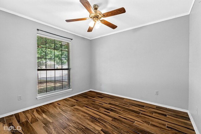 Building Photo - Check Out This 3 Bedroom 2 Bath Close to B...