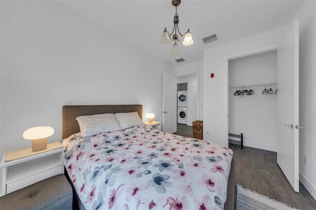 Building Photo - 1045 NE 18th Ave