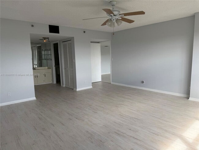 Building Photo - 3200 Port Royale Dr N