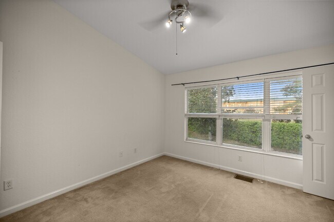 Building Photo - 2BR Townhome in Wynchase | Dual Suites + Screened Lanai