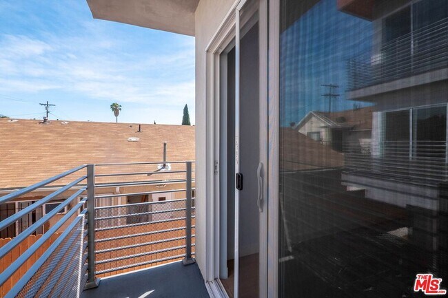 Building Photo - 756 N Ridgewood Pl
