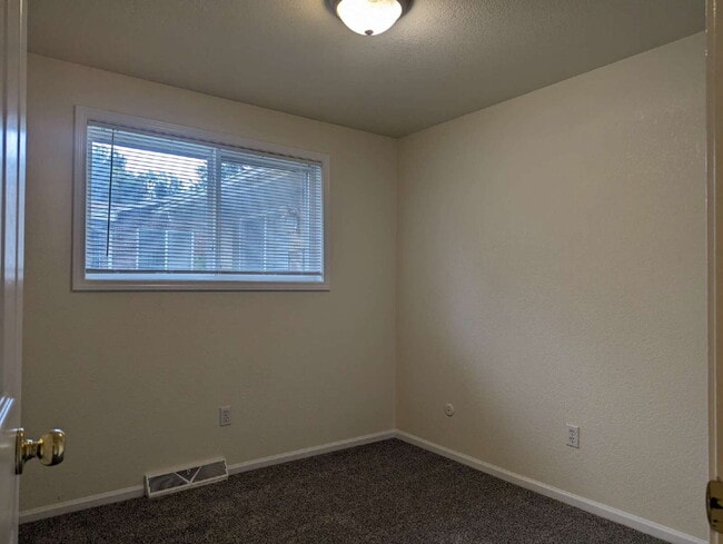 Building Photo - Two bedroom near Twin Peaks Golf Course!