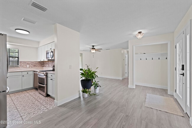 Building Photo - 1066 El Camino Dr