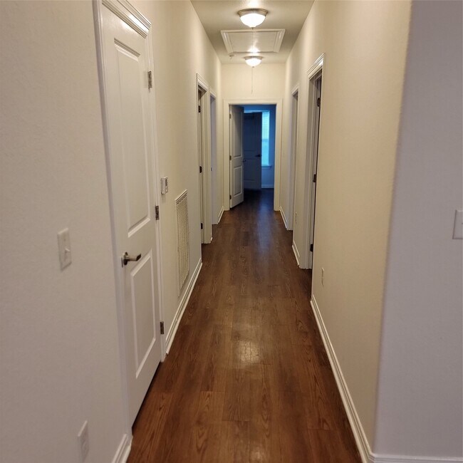 Building Photo - 322 7th Ave N