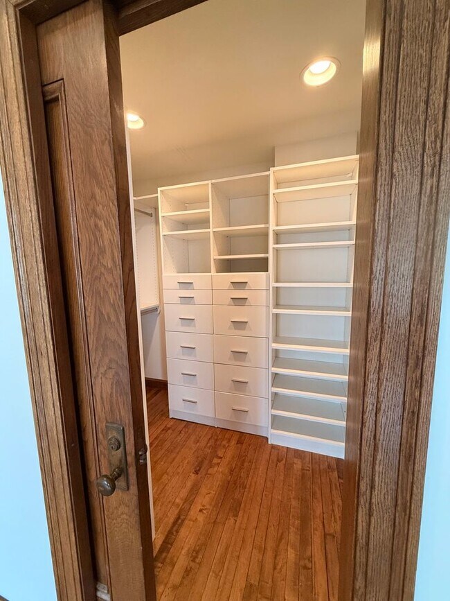 Building Photo - Beautiful and Spacious 3 BDRM 2 BATH Unit in the Heart of Public Square