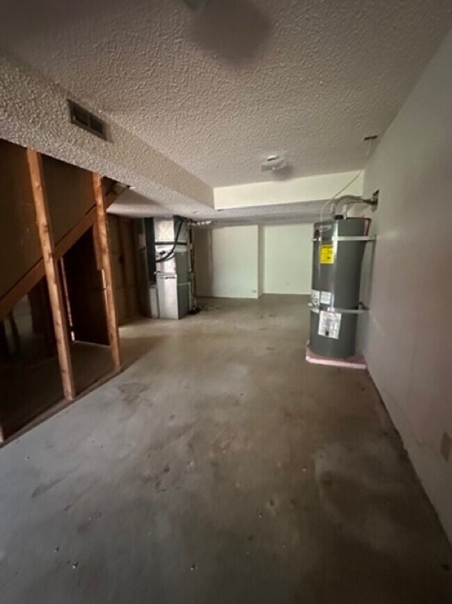 Building Photo - Large 5 Bedroom Home in Cheney