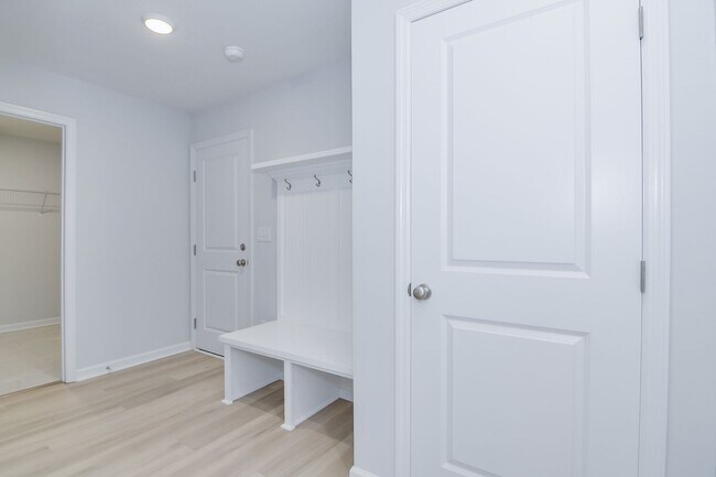 Building Photo - Like New Home - 4 Bed 3 Bath