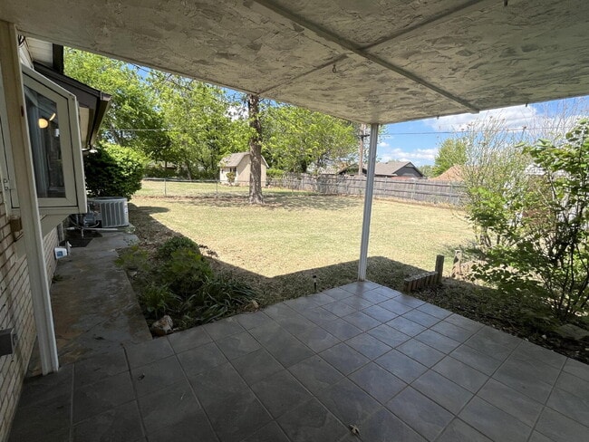 Building Photo - "Charming Space in Yukon, OK! Lawn care included!"