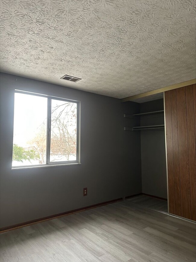 Building Photo - 4 Bed 2 Bath Home in Columbus!