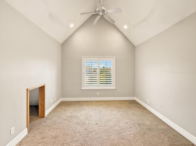 Building Photo - 1615 E Lakeview Way