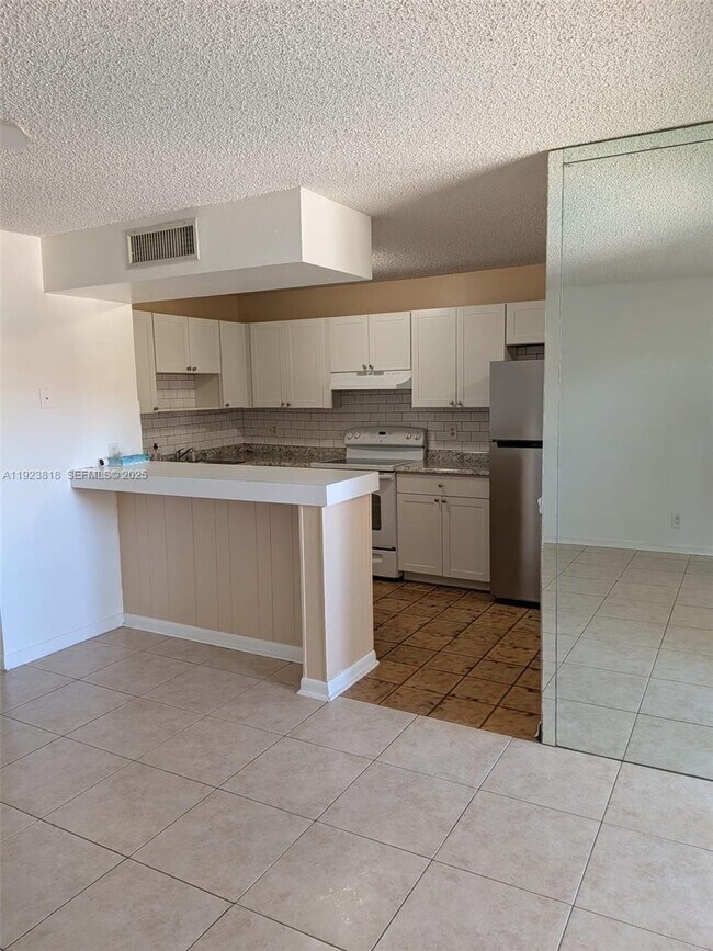 Building Photo - 5494 Courtyard Dr