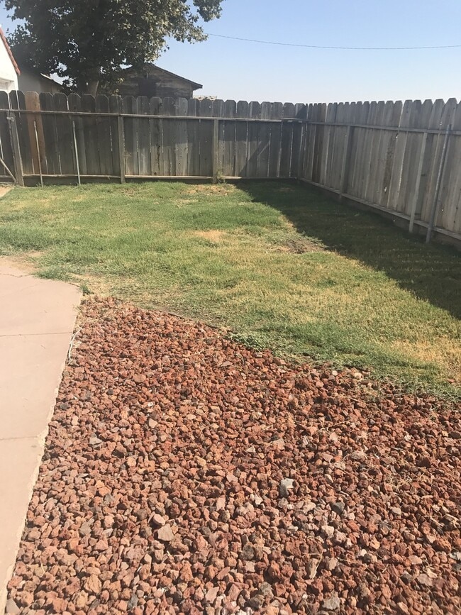 Building Photo - Country home