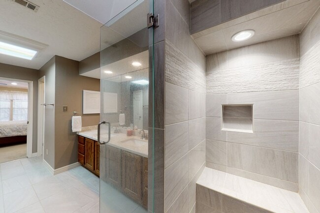 Building Photo - Adorable 3 Bed Townhome Pre-Leasing July 2026!