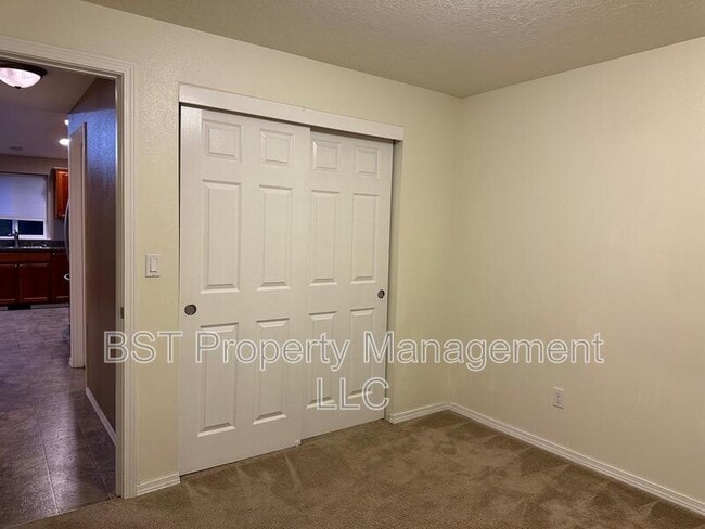 Building Photo - 6913 Owl Dr SE