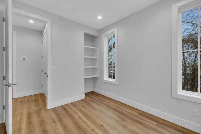 Building Photo - 425A Veritas St.