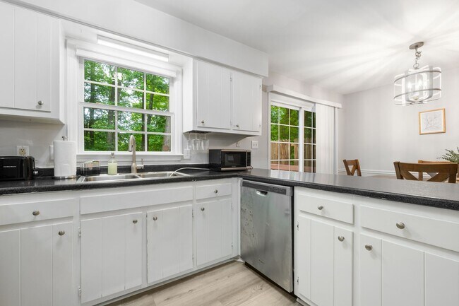 Building Photo - 6716 Glendower Rd