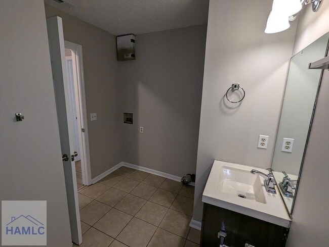 Building Photo - 628 Honey Ridge Ln