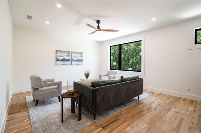 Building Photo - 5836 Kenwood Ave