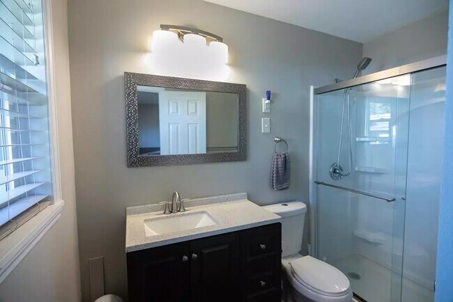 Building Photo - 614 Camellia St N E