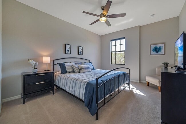 Building Photo - AVAILABLE April - 2/2.5 Townhome with 1 Car garage in Paseo!