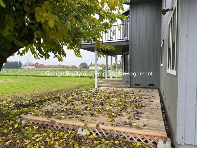 Building Photo - Available Soon!! Extra Big 5 Bedroom Country Home That You Have To See!!!