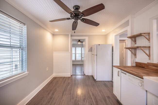 Building Photo - Charming East Austin 2BR w/ Character & Walkable Location