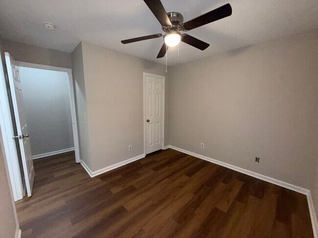 Building Photo - Fully Renovated 2 bed/ 2 bath Duplex! Available Now!