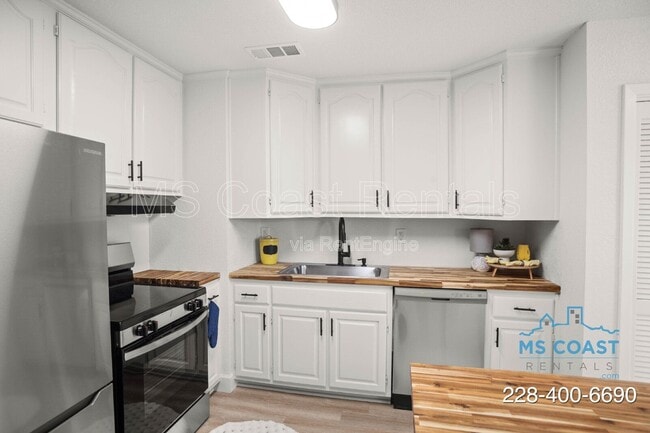 Building Photo - 218 Dogwood Dr