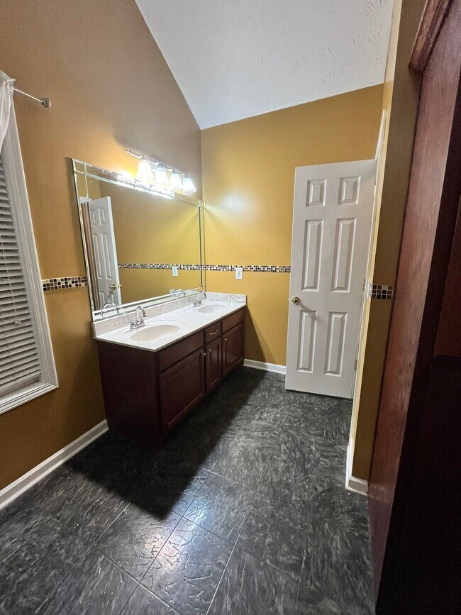 Building Photo - 476 Bill Russell Rd