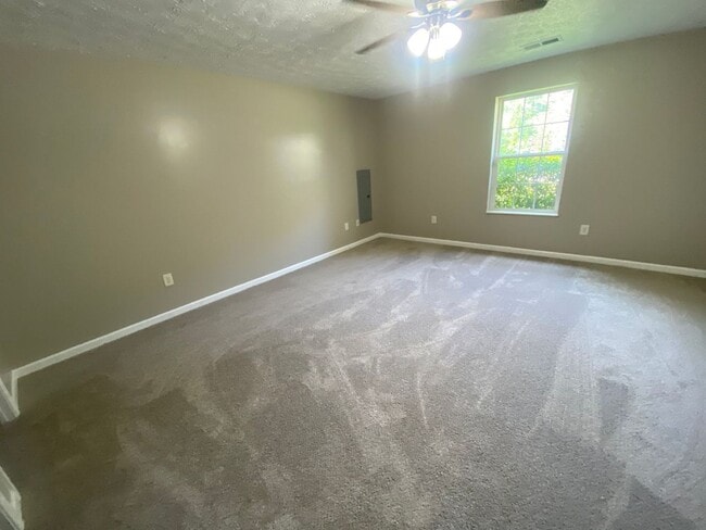 Building Photo - 3 bedroom 2 bath home