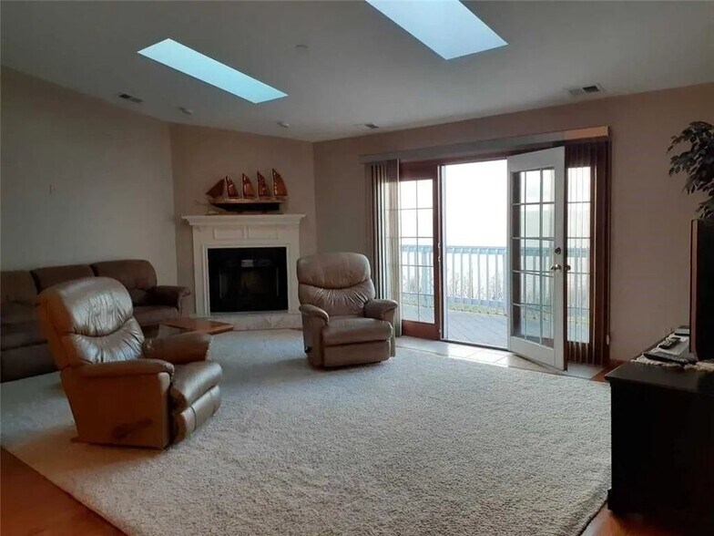 Building Photo - 3304 Baer Beach Rd