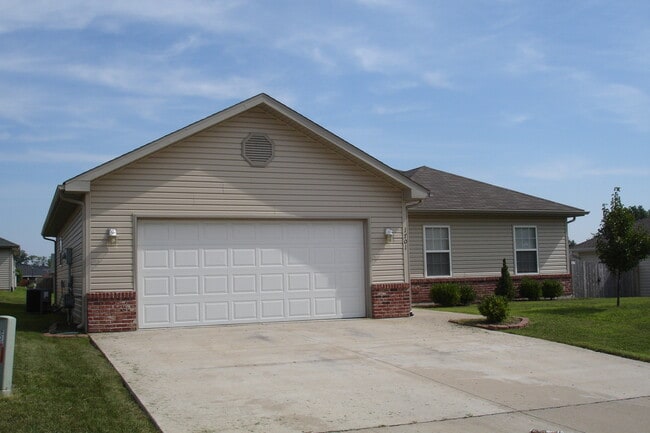 Building Photo - 3 bedroom/2 bathroom single family home!  ...