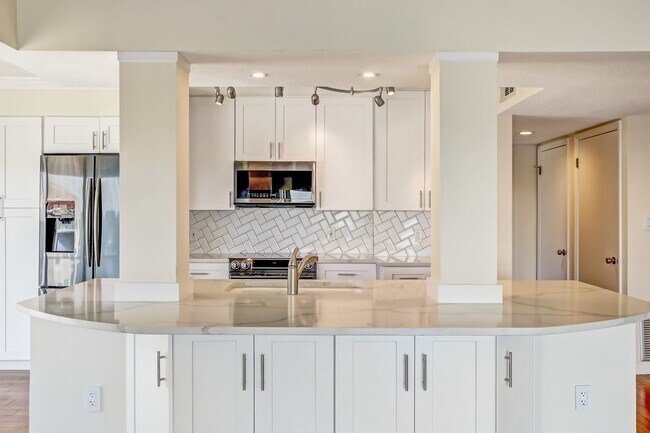 Building Photo - 204 Quayside Cir