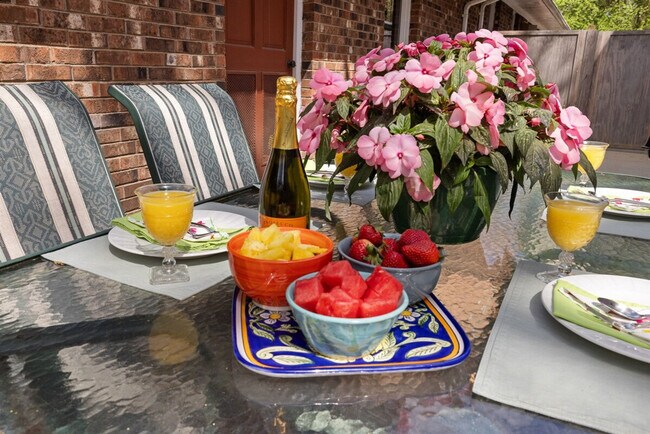 Building Photo - 500 Oak Ave