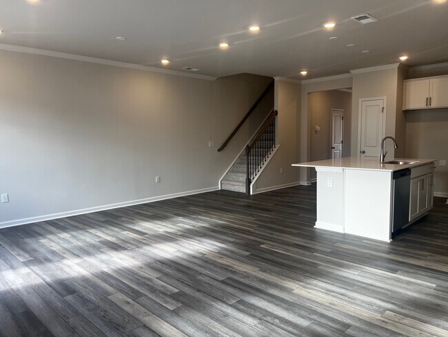 Building Photo - 5871 Woodlawn Dr