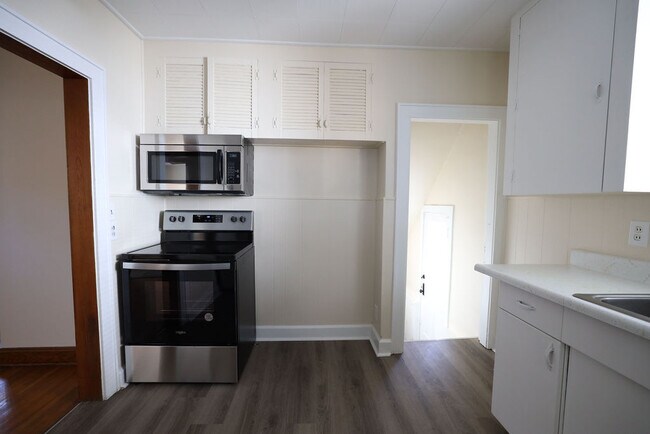 Building Photo - 552 S Terrace Ave